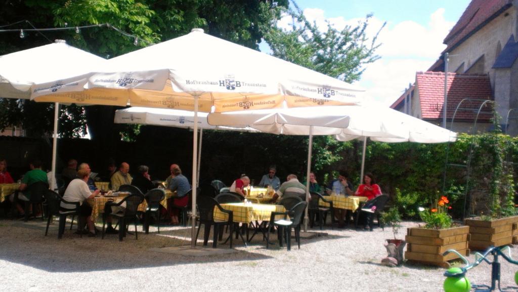 Stiftsgasthof Hochburg Exterior foto