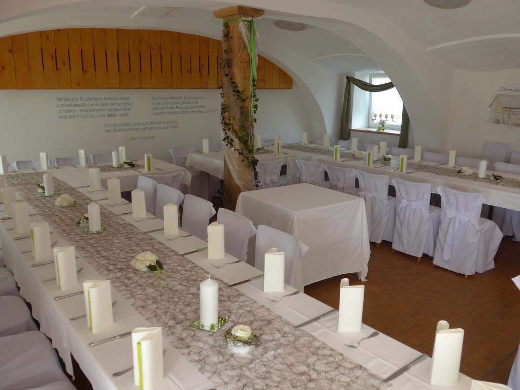 Stiftsgasthof Hochburg Exterior foto