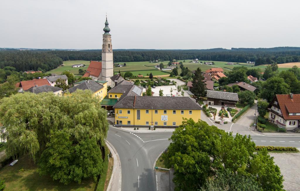Stiftsgasthof Hochburg Exterior foto